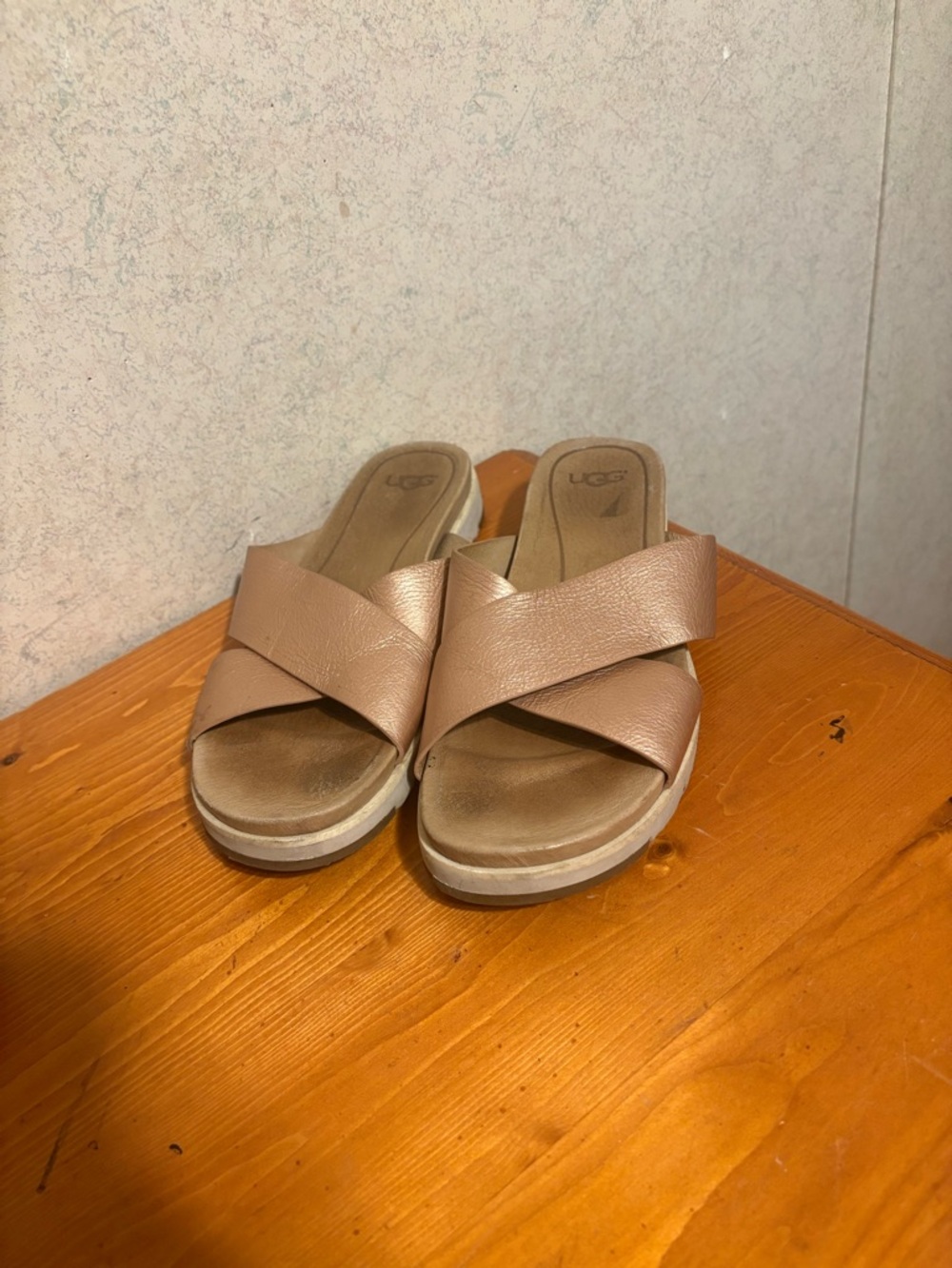 UGG Women's Kari Metallic Sandals in rose gold. Crisscross Slide Mules size 9